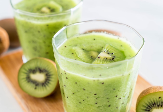 Gezonde verse kiwi smoothie in glas