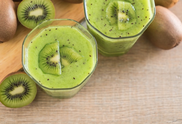 Gezonde verse kiwi smoothie in glas