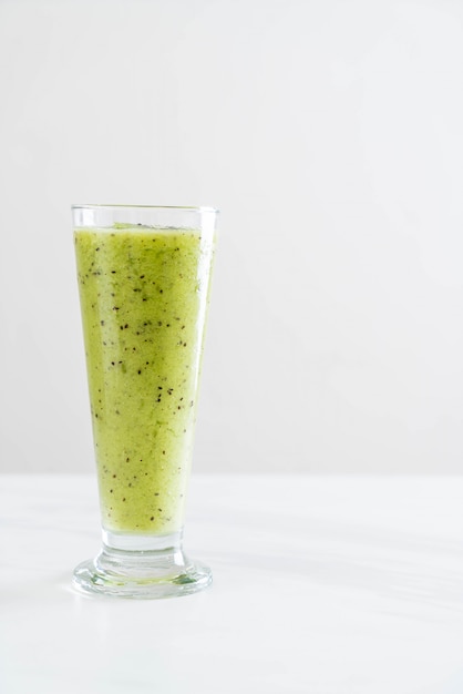 Gezonde verse kiwi smoothie in glas