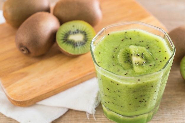 Gezonde verse kiwi smoothie in glas