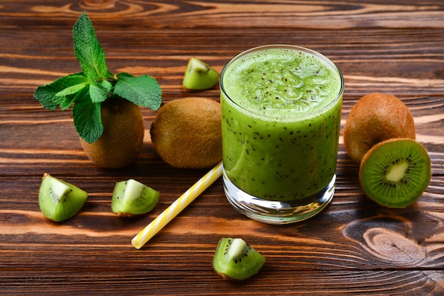 Gezonde verse kiwi smoothie in glas