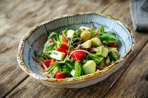 Gezonde verse salade met groenten in een kom