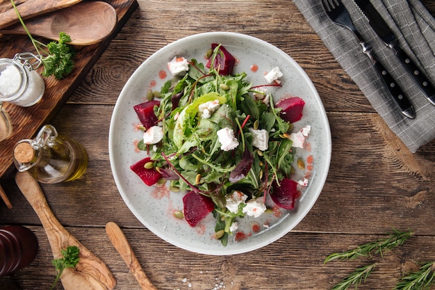 Gezonde vitaminesalade met kaas van rode biet