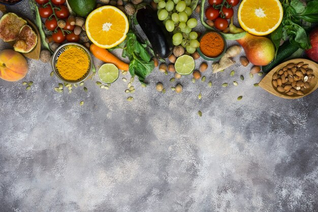 Gezonde voeding achtergrond, frame van biologisch voedsel. Ingrediënten voor gezond koken: groenten, fruit, noten, kruiden.