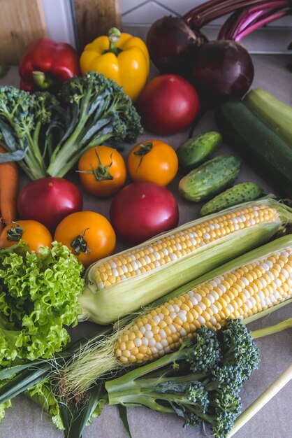 Gezonde voeding achtergrond Gezond veganistisch vegetarisch eten Verse rauwe salade ingrediënten groenten tomaten komkommers sla peper kopieer ruimte selectieve focus