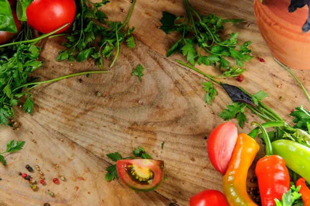 Gezonde voeding achtergrond Studiofotografie van verschillende groenten en fruit op oude houten tafel