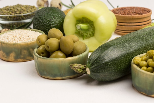 Gezonde voeding als dieet. groene groenten, quinoa bulgur, kikkererwten, vlasamandel op tafel