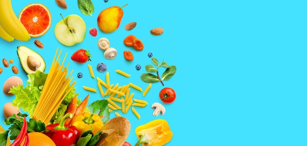 Gezonde voeding assortiment. Groenten en fruit, boodschappen op aqua blauwe achtergrond. Ruimte kopiëren