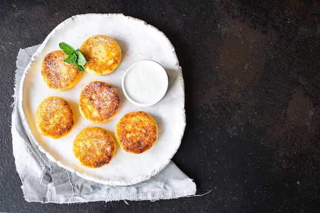 Gezonde voeding cheesecake zoete gestremde melk ontbijt syrniki dessert kwark pannenkoeken