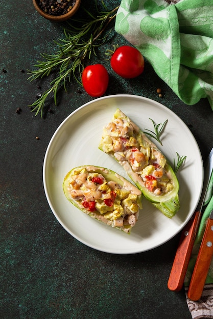 Gezonde voeding concept Gebakken courgette met vlees en tomaten op een stenen tafel Ruimte kopiëren