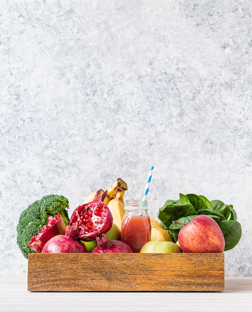 Gezonde voeding en smoothie in de kopieerruimte van het dienblad