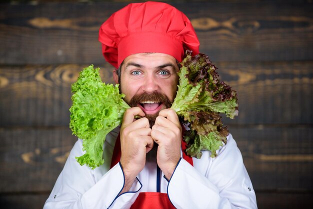 Gezonde voeding en vegetarisch Dieet met biologisch voedsel Verse groenten Vitamine man gebruik keukengerei Professionele chef-kok in uniform Gelukkig bebaarde man koken in de keuken Alleen vers gezond voedsel