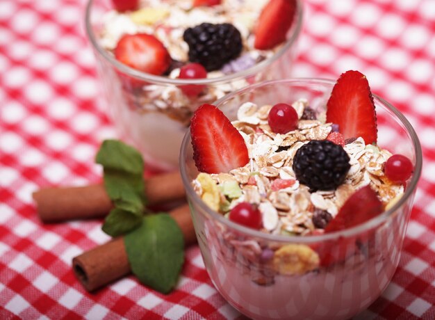 Gezonde voeding granola met yoghurt