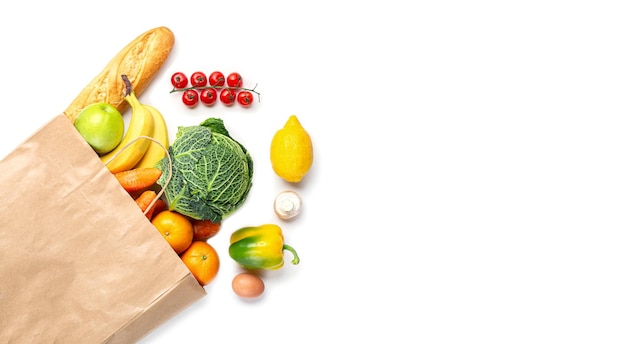 Gezonde voeding in boodschappentas. Groenten, fruit assortiment geïsoleerd op een witte achtergrond. Vegetarisch gezond voedselconcept. Vrije ruimte.