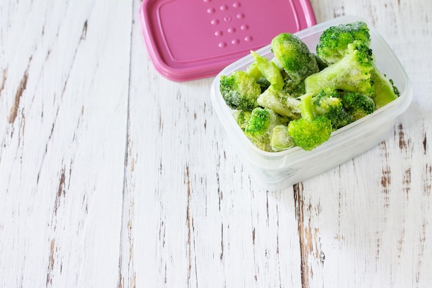 Gezonde voeding is bevroren containers met bevroren broccoli ruimte kopiëren