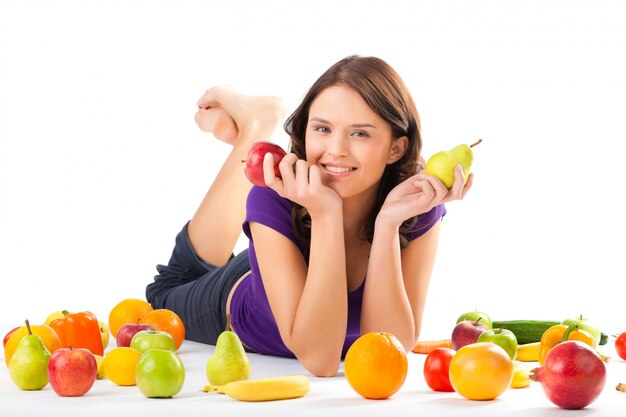 Gezonde voeding - jonge vrouw met fruit