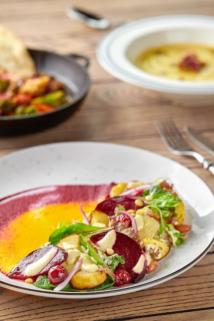 Gezonde voeding kleurrijke bietensalade met aardappelen en geraspte bladeren