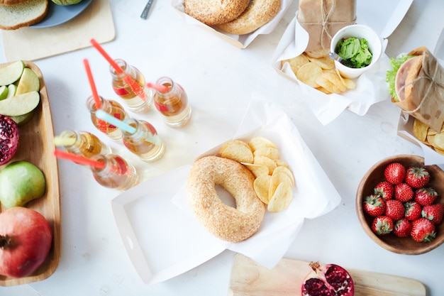 Gezonde voeding op picknicktafel