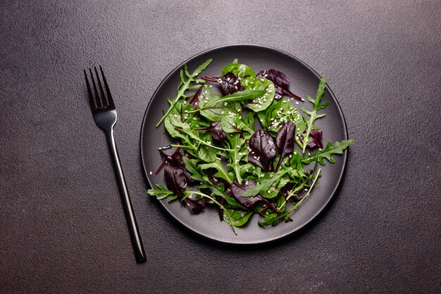 Gezonde voeding, salademix met rucola, spinazie, stierenbloed, bietenbladeren en microgroenten.