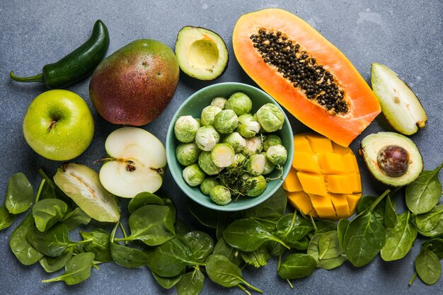 Gezonde voeding schone voedselselectie fruit groenten superfoods bladgroente op een grijze betonnen achtergrond