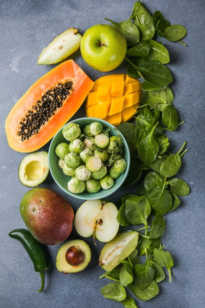 Gezonde voeding schone voedselselectie fruit groenten superfoods bladgroente op een grijze betonnen achtergrond