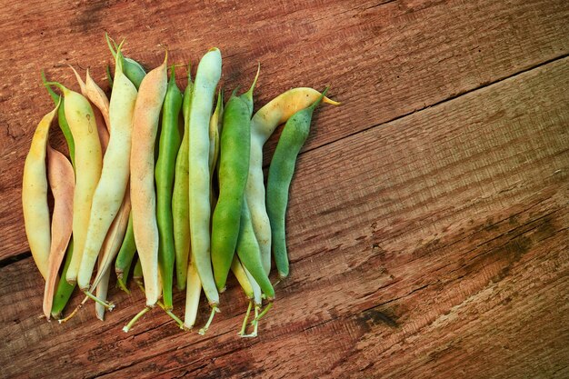 Gezonde voeding Snijbonen groene en gele rauwe asperges Close-up op een houten tafel Yardlong bean