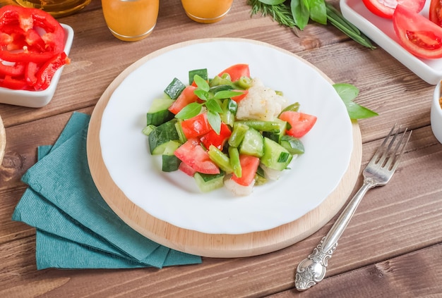 Gezonde voeding verse groentesalade met bonen en bloemkool in een witte plaat op een donkere houten achtergrond