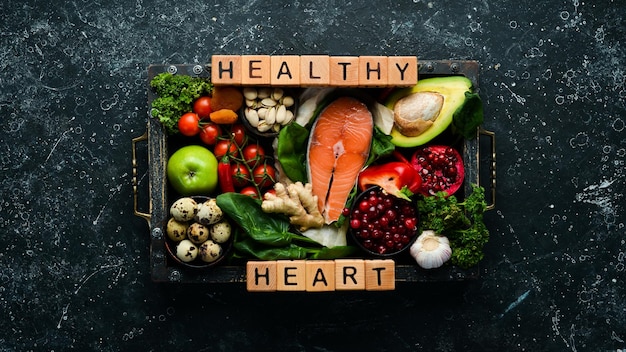 Gezonde voeding voor de gezondheid van het hart, groenten, fruit, noten en andere dieetvoeding Bovenaanzicht Gratis kopieerruimte