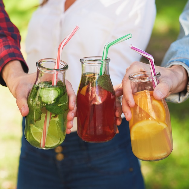 Gezonde voeding. vrienden drinken vers sap detox op groene natuur achtergrond. jeugdlevensstijl, vegetarisch dieet om te gaan, fitnessvoedsel, succesvol gewichtsverliesconcept weight