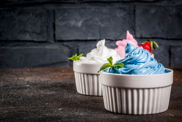 Gezonde voeding zomer dessert, vanille en bessen bevroren yoghurt of zacht ijs in witte kommen