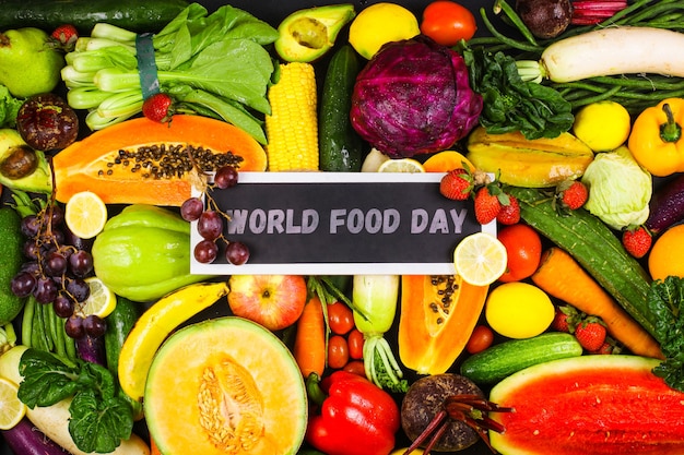 Gezonde voedingsachtergrond in creatieve platte lay-compositie voor world food day-concept