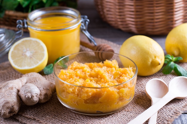 Gezonde voedingsmix van citroen, honing en gember. Ochtenddieet gezonde mix gebruikt op lege maag
