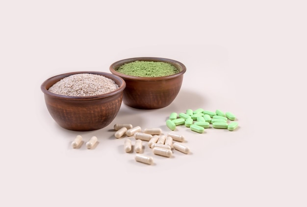 Gezonde voedingssupplementen psyllium en chlorella in capsules en poeder