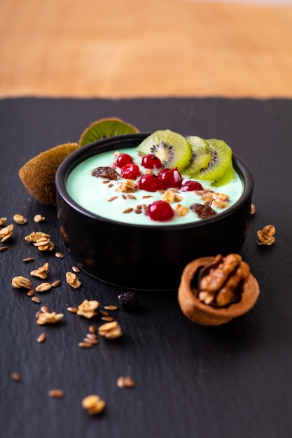 Gezonde voedsel kleurrijke yoghurt ontbijt Bowl fruit topping met kopie ruimte