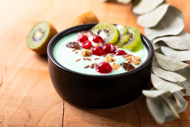 Gezonde voedsel kleurrijke yoghurt ontbijt Bowl fruit topping met kopie ruimte