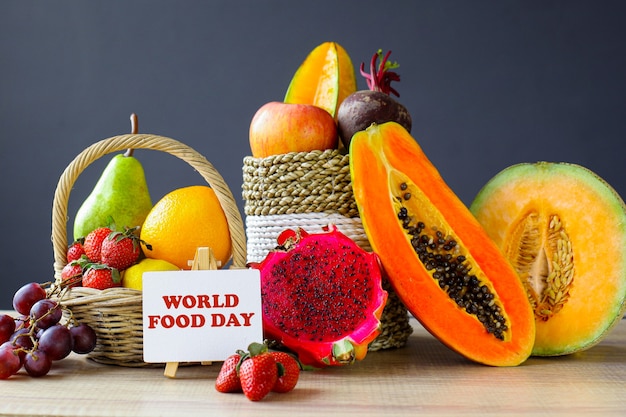 Gezonde voedselachtergrond van geassorteerd vers fruit voor het concept van de wereldvoedseldag