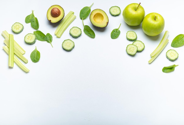 Gezonde voedselgrens met groene verse groenten en fruit