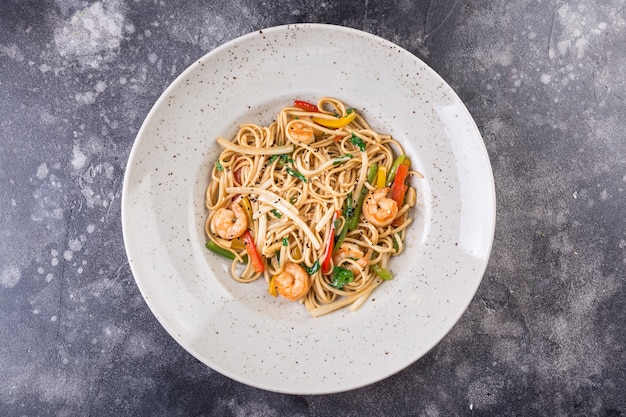 Gezonde volkoren spaghetti met garnalen en groenten, pasta is een traditioneel Italiaans gerecht.