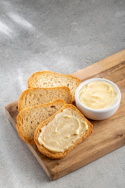 Gezonde volkoren toast met boter