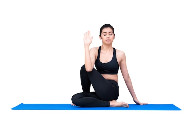 Gezonde vrouw die yoga uitoefent die met het knippen van weg op witte achtergrond wordt geïsoleerd.