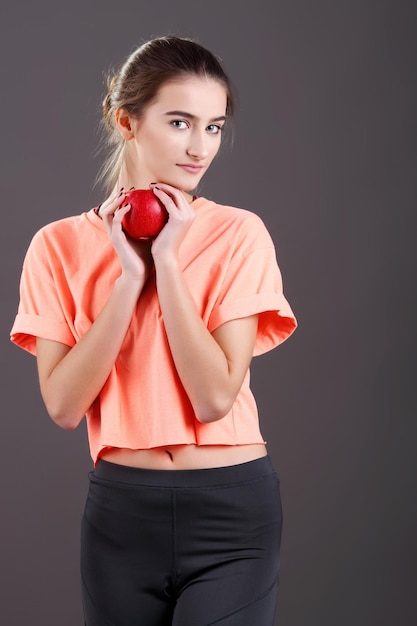 Gezonde vrouw met een appel en dieet