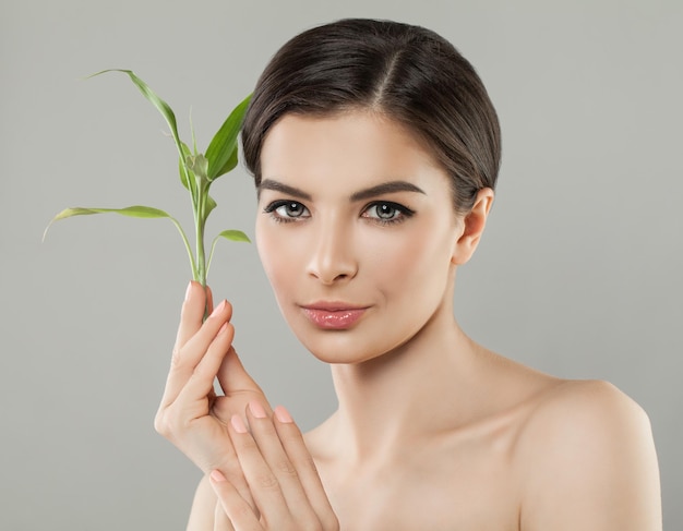 Gezonde vrouw met groene bamboebladeren