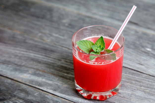 Gezonde watermeloen smoothie met munt