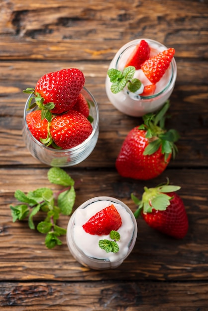 Gezonde yougurt met stawberry