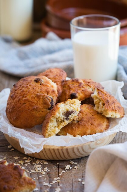 Gezonde zelfgemaakte havermoutkoekjes met rozijnen en glas melk