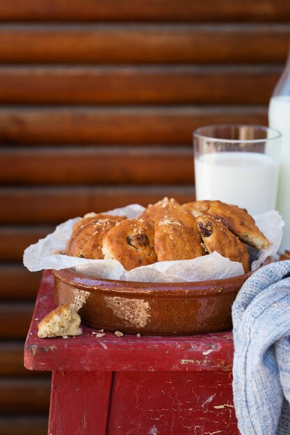 Gezonde zelfgemaakte havermoutkoekjes met rozijnen en glas melk