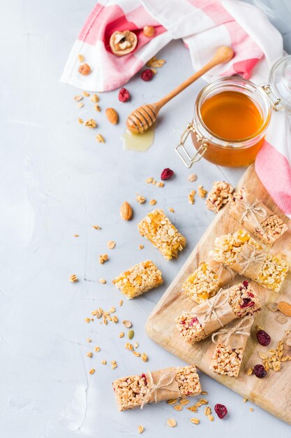 Gezonde zelfgemaakte muesli-mueslirepen voor ontbijt