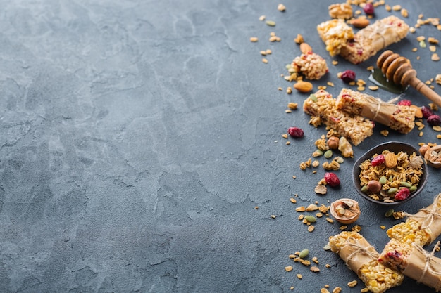 Gezonde zelfgemaakte muesli-mueslirepen voor ontbijt