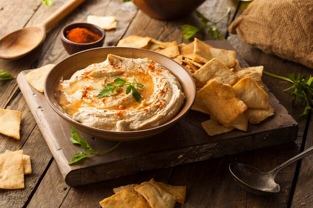 Gezonde zelfgemaakte romige hummus met olijfolie en Pita Chips