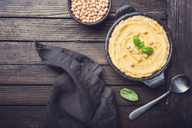 Gezonde zelfgemaakte romige hummus